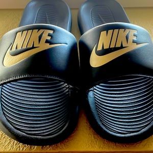 Men’s size 9 slides